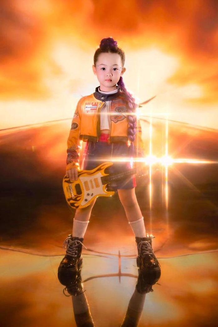 Đàm Thu Trang - vợ của doanh nhân Cường Đô La mới chia sẻ loạt ảnh sinh nhật 6 tuổi của con gái Suchin. Bé được hóa trang thành Huntrix - nhân vật trong bộ phim hoạt hình KPop Demon Hunters.