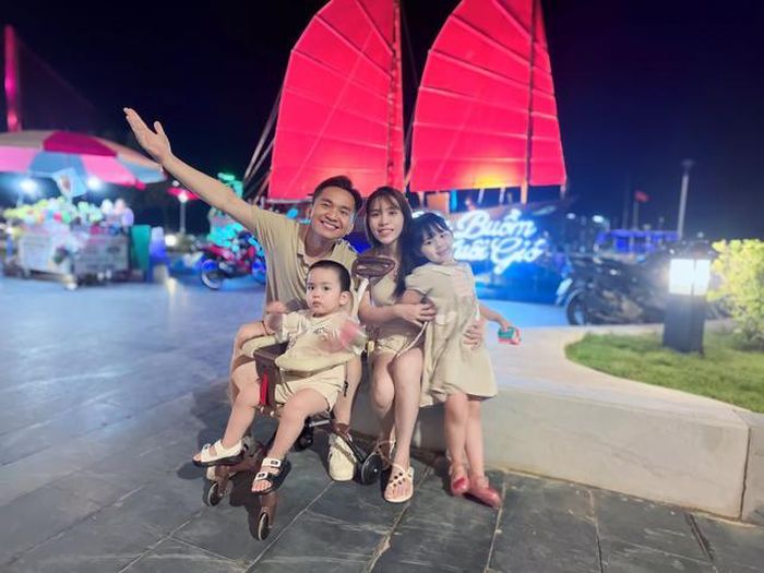 Bạn đời của MC Hạnh Phúc là Ths Văn học Thu Trang, Giáo viên dạy Văn - Sử Trường Trung học cơ sở Chu Văn An, Tây Hồ, Hà Nội. Cô từng là phát thanh viên kênh giao thông của Đài Tiếng nói Việt Nam.