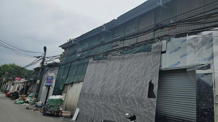 Hệ thống dây điện, dây cáp tại khu vực này được kéo thành từng bó lớn, chằng chịt phía trước các công trình - (ảnh Nhật Tân).