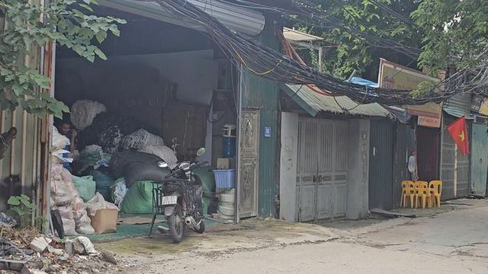 Có nhà xưởng bên trong là đồ dễ cháy, trước mặt dây điện mọc chằng chịt - (ảnh Nhật Tân).