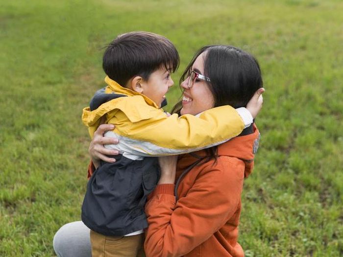 Khi được tôn trọng, trẻ sẽ có cơ hội khám phá điểm mạnh của mình và hình thành sự tự tin từ bên trong. Ảnh minh họa