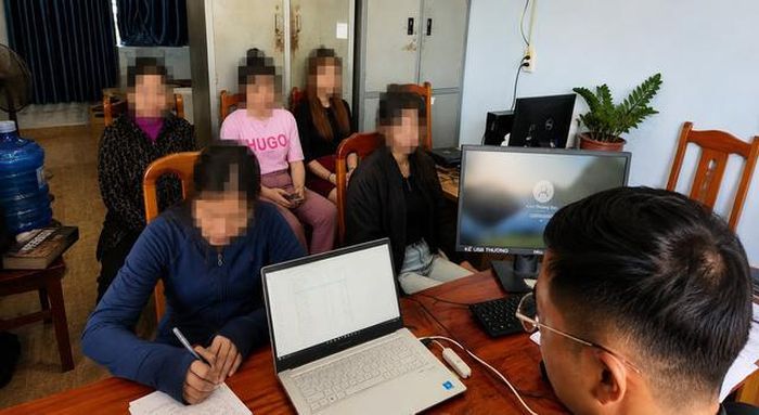 Công an phường Phượng Sơn làm việc với cá nhân và đại diện hợp pháp của người vi phạm - (ảnh CABN).