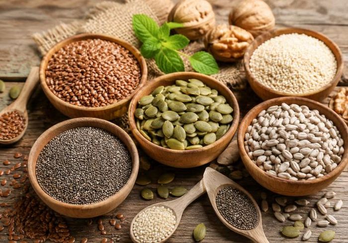 Một số loại hạt cung cấp chất béo không bão hòa, chất xơ cùng nhiều vitamin, khoáng chất tốt cho tim mạch.