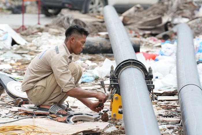 Công trường với nhiều máy móc, nhân lực làm việc liên tục để có thể hoàn thành đúng hẹn.