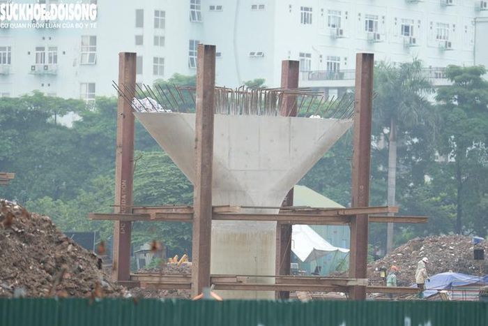 Đại diện nhà thầu cho biết, việc thi công hạng mục cầu thuận lợi khi nhà thầu đã có đủ mặt bằng sạch. Trong khi đó, công tác triển khai hạng mục nút giao sẽ phức tạp hơn bởi còn liên quan đến việc di dời hệ thống hạ tầng kỹ thuật, trong đó có các tuyến điện cao thế