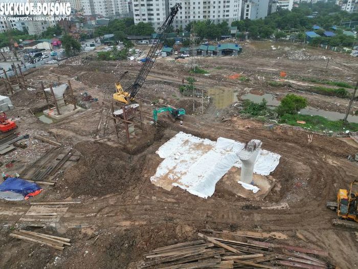 Đối với gói thầu xây dựng cầu vượt, đến nay một số trụ cầu đã lộ diện hình hài. Nhiều máy móc, công nhân được nhà thầu huy động để triển khai các hạng mục. 