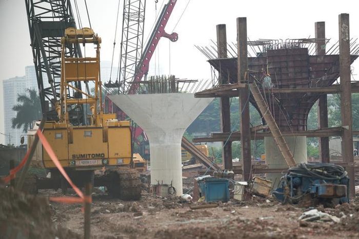 Nhiều máy khoan cọc nhồi, cẩu bánh xích và máy xúc đã được huy động để triển khai hạng mục cầu vượt.
