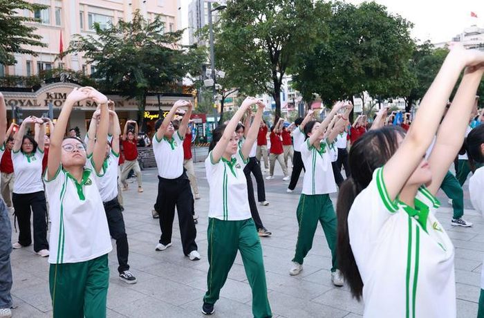 Sinh viên trường Đại học Y khoa Phạm Ngọc Thạch TPHCM hưởng ứng buổi mít tinh “Chủ động phòng bệnh – Vì một Việt Nam khỏe mạnh”. Ảnh: Nhà trường