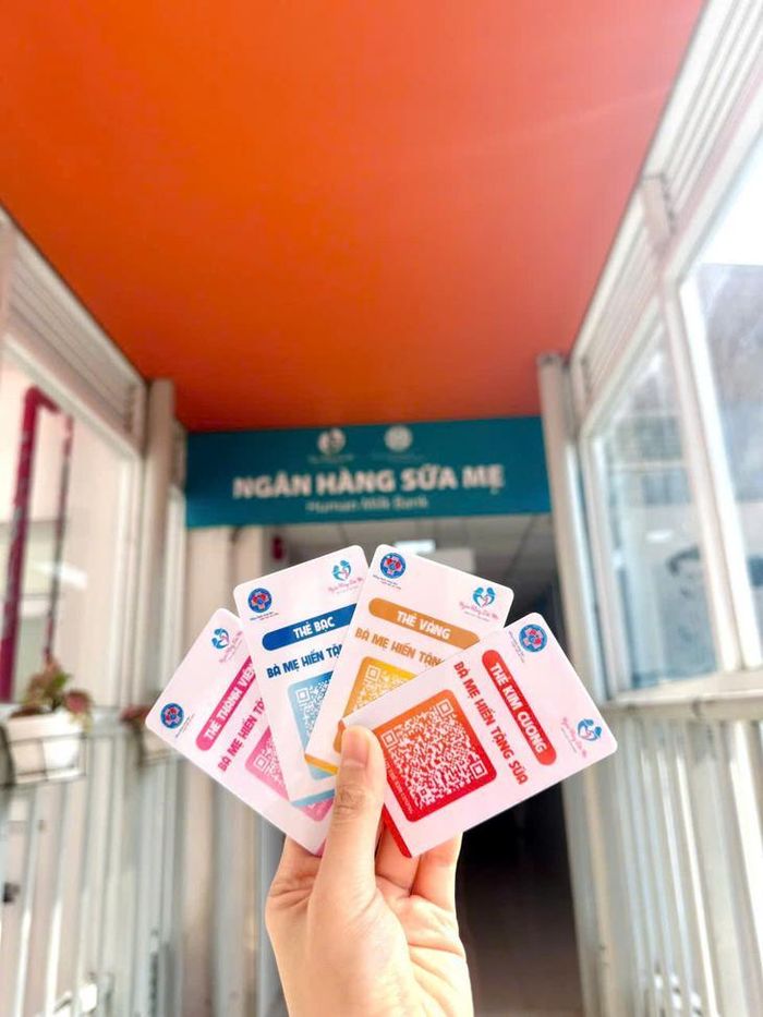 Thẻ cho những bà mẹ hiến tặng sữa tại Bệnh viện Hùng Vương - Ảnh: T.T