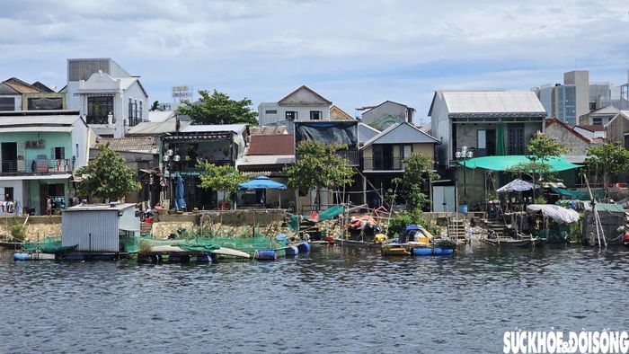 Trước thực trạng trên, bà Võ Thị Anh Thư, Chủ tịch UBND phường Vỹ Dạ cho biết, Trung tâm Dịch vụ sự nghiệp công phường phối hợp với các đơn vị liên quan tuyên truyền, vận động các hộ dân chấp hành chủ trương của địa phương. Ảnh: H.Dũng.