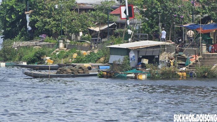 Đến nay, phường gửi thông báo đến 33 hộ dân có liên quan. Đồng thời, phối hợp với các đơn vị chức năng trực tiếp tuyên truyền, giải thích chủ trương, chính sách, tạo sự đồng thuận trong nhân dân và vận động các hộ dân tự giác tháo dỡ, di dời các lồng bè, công trình vi phạm. Ảnh: H.Dũng.