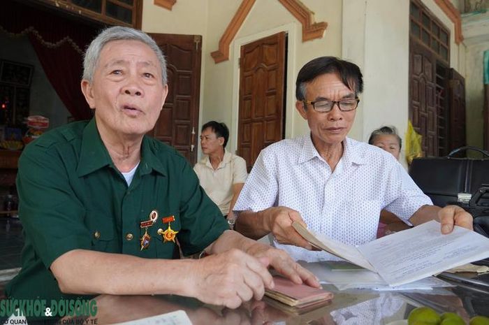 Ông Hoàng Lương Thiện (người ngồi bên trái) và ông Hoàng Minh Sơn kể lại câu chuyện qua những kỷ vật của liệt sĩ Hoàng Hữu Thảo.