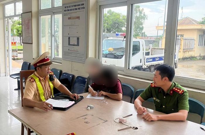 Lực lượng chức năng làm việc với trường hợp vi phạm. Ảnh: Công an tỉnh Quảng Ninh