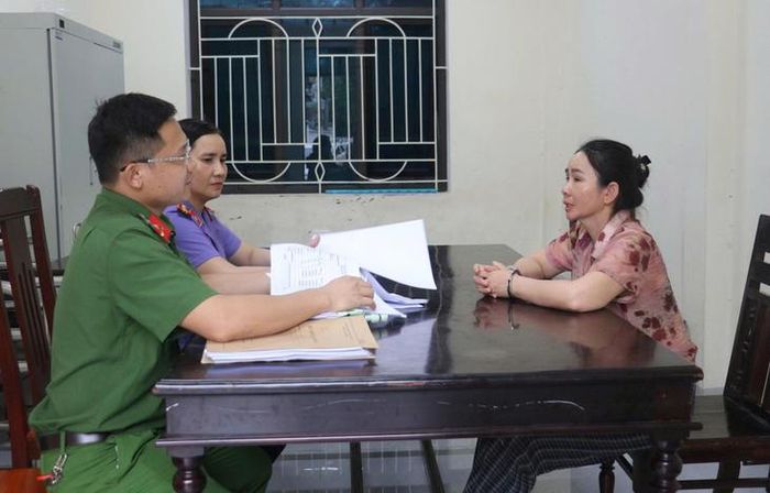 Cơ quan chức năng lấy lời khai Phạm Thị Hương. Ảnh: V.H.