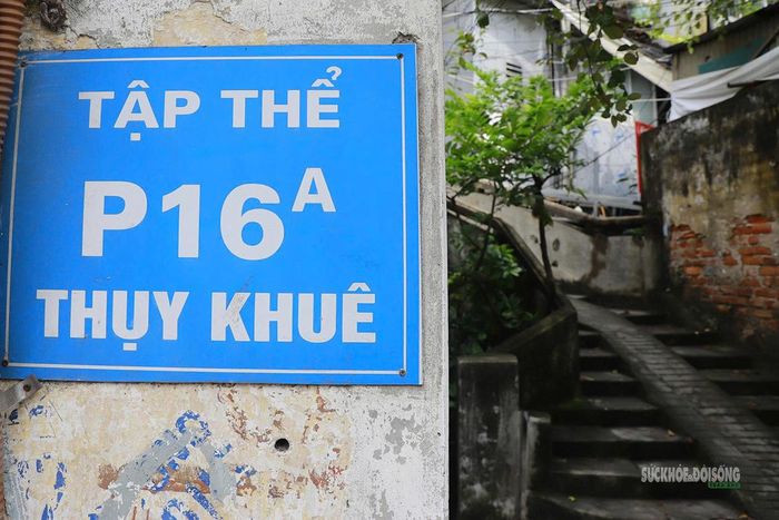 Biển tập thể P16A Thụy Khuê tại lối dẫn vào khu dân cư. Ảnh: T.Anh