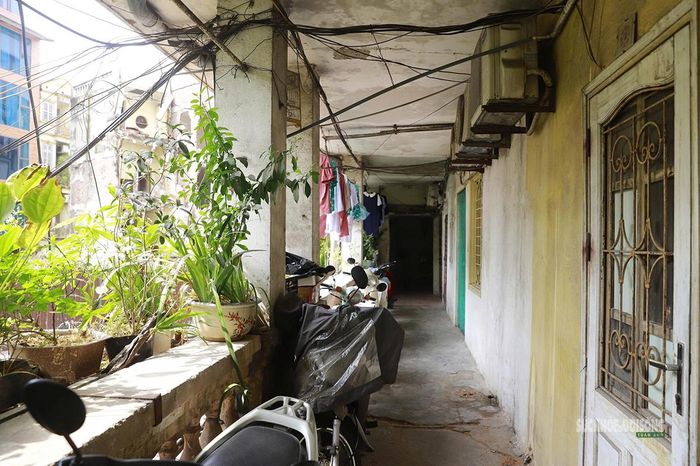 Cuộc sống vẫn diễn ra bình thường trong lối nhỏ dẫn vào tập thể P16A. Ảnh: T.Anh