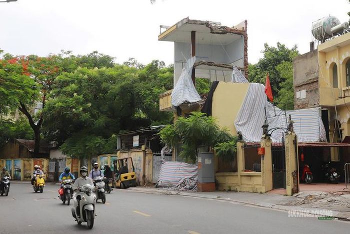 Nhiều ngôi nhà trên đường Thụy Khuê đã được hạ giải để bàn giao mặt bằng cho dự án ga ngầm C6.Ảnh: T.Anh