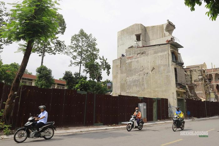 Hàng rào tôn được dựng dọc khu đất đã giải phóng mặt bằng trên đường Thụy Khuê. Ảnh: T.Anh