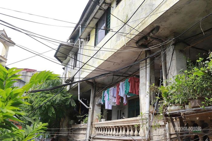 Bên trong một khu tập thể cũ trên đường Thụy Khuê, công trình đã xuống cấp sau nhiều năm sử dụng. Ảnh: T.Anh
