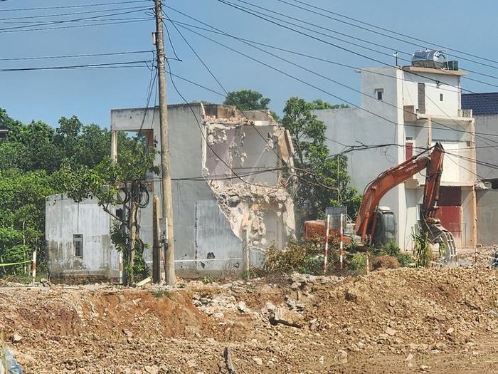 Lực lượng chức năng đẩy nhanh tiến độ giải phóng mặt bằng. Ảnh: Ngọc Hưng.