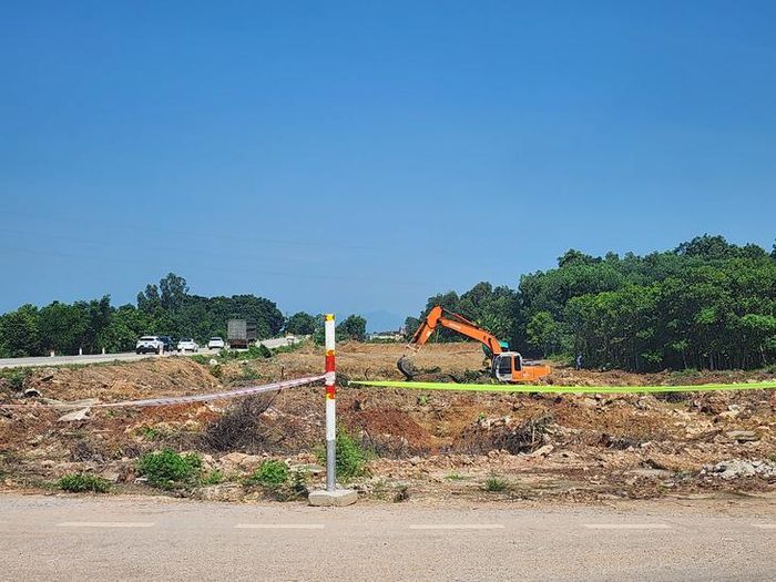 Tuy nhiên, dự án đang gặp rất nhiều khó khăn do thiếu hụt nguồn nguyên vật liệu đất, đá đắp nền. Ảnh: Ngọc Hưng.