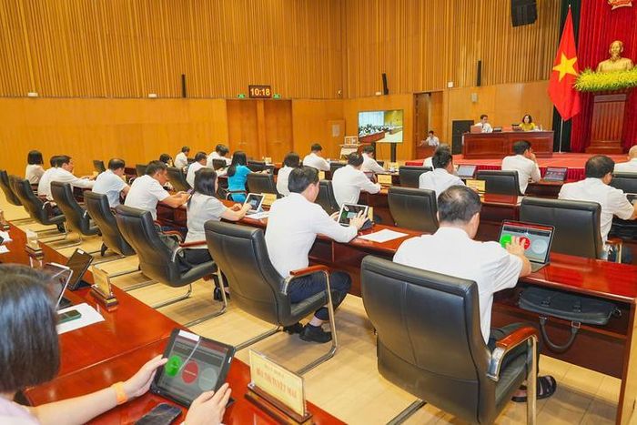 Các đại biểu biểu quyết tại Kỳ họp. Ảnh: Đàm Thanh.