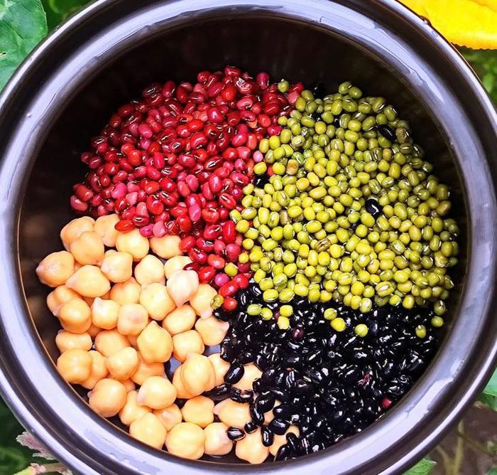 Người sau tuổi 60 nên bổ sung các loại đậu vào chế độ ăn hàng ngày. Ảnh: Vũ Thủy