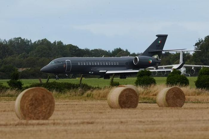 Chuyên cơ Dassault Falcon 6X áp giải Kinahan của Chính phủ Cộng hòa Ireland hạ cánh xuống xuống sân bay quân sự Casement Aerodrome hôm 9/8. Ảnh: Brian Lawless/PA