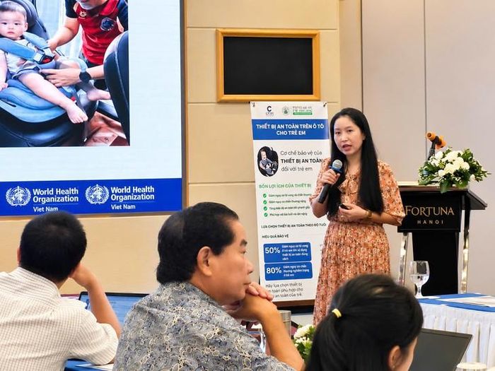 Cán bộ kỹ thuật WHO Việt Nam chia sẻ tại Hội thảo khoa học về an toàn cho trẻ em trên ô tô tại Việt Nam. Ảnh: Quỳnh Mai.