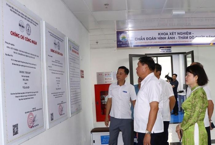 Thứ trưởng Bộ Y tế Đỗ Xuân Tuyên làm việc tại Trung tâm Kiểm soát bệnh tật tỉnh Hưng Yên. Ảnh: Hoàng Thía.