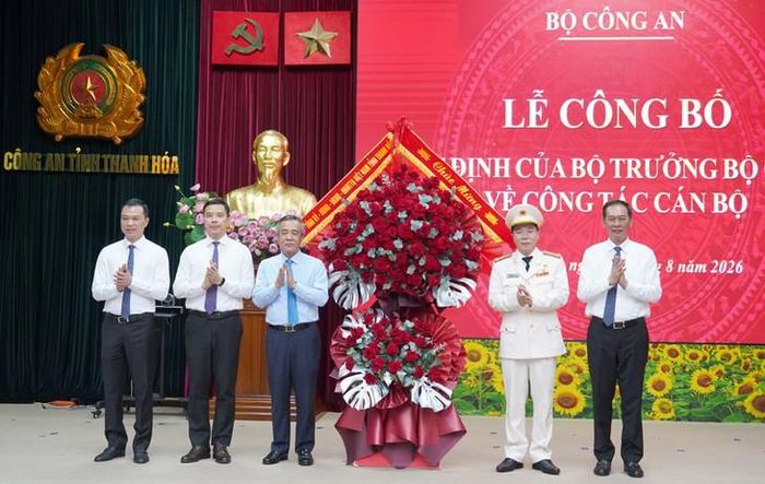 Lãnh đạo tỉnh Thanh Hóa chúc mừng Giám đốc Công an tỉnh Thanh Hóa. Ảnh: CATH