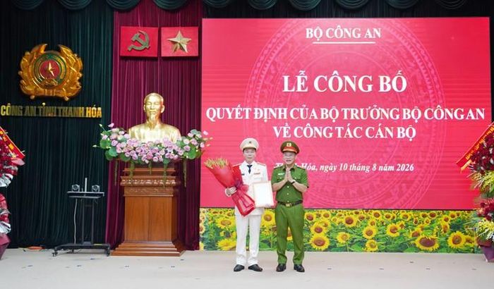 Thượng tướng Nguyễn Văn Long, Ủy viên Ban chấp hành Trung ương Đảng, Thứ trưởng Bộ Công an trao Quyết định cho Đại tá Hoàng Quốc Việt. Ảnh: CATH