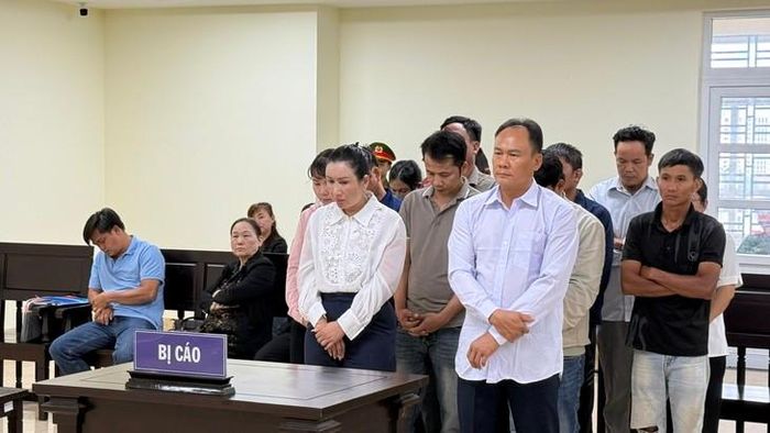 Các bị cáo được đưa ra xét xử tội sản xuất, buôn bán phân bón giả. Ảnh: SĐ.
