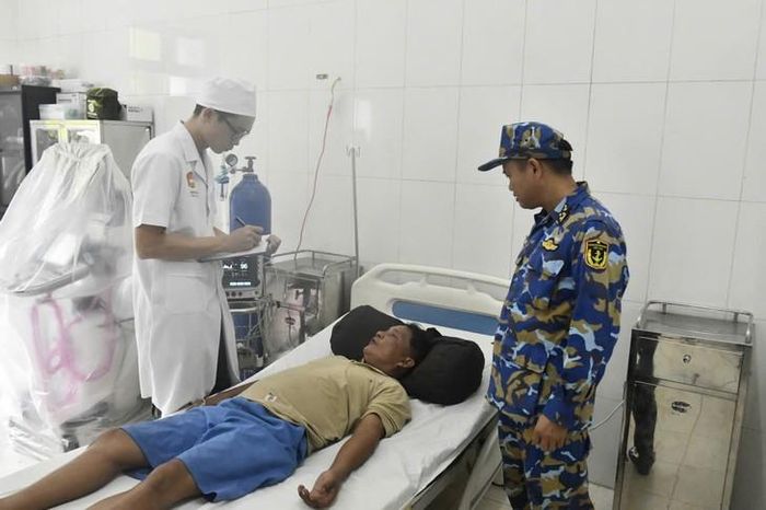 Bác sĩ trên đảo nắm bắt thông tin để xử trí tình trạng của ông Quốc. Ảnh: T.Vũ.