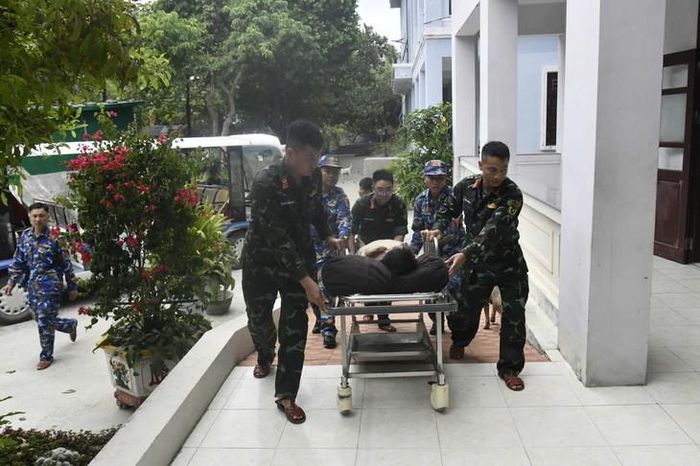 Ông Quốc được khẩn trương đưa vào bệnh xá. Ảnh: T.Vũ.