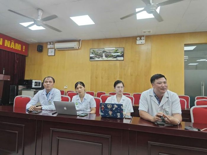 Các chuyên gia của Viện Sức khỏe Tâm thần, Bệnh viện Bạch Mai chia sẻ thông tin với báo chí chiều 10/8. Ảnh: Thái Bình
