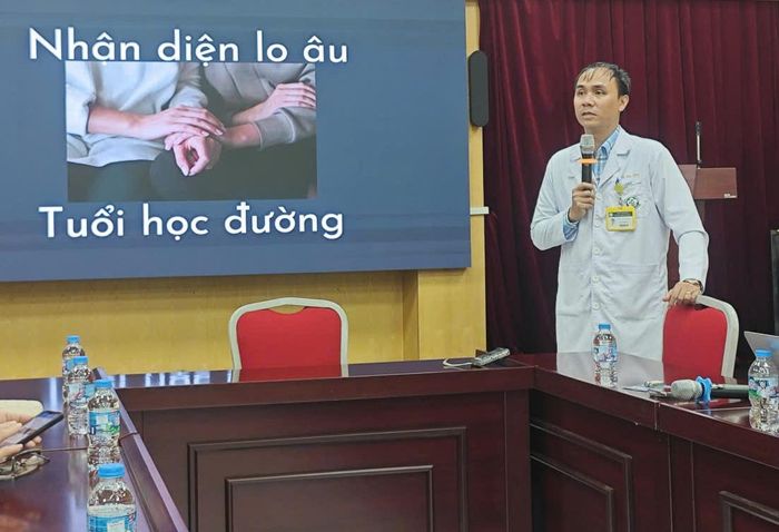 ThS.BS Vũ Sơn Tùng chia sẻ thông tin. Ảnh: Thái Bình