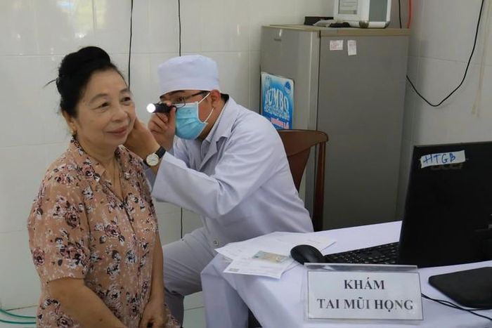 Người dân phía Nam Khánh Hòa được bác sĩ khẩn trương khám sức khỏe, sàng lọc một số bệnh miễn phí. Ảnh: DN.