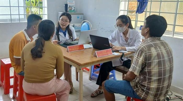 Các nội dung tư vấn của bác sĩ tại chương trình khám sức khỏe miễn phí giúp người dân phòng bệnh tốt hơn. Ảnh: HĐ.