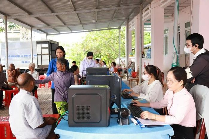Thông tin khám của người dân phía Nam Khánh Hòa được cập nhật đầy đủ lên hồ sơ sức khỏe điện tử. Ảnh: DN.