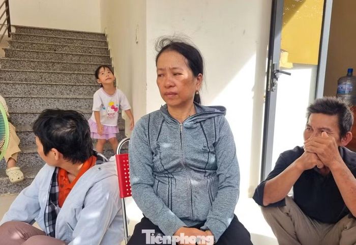 Mẹ của một nạn nhân khóc ngóng tin con vẫn đang mất tích (tính đến đầu giờ chiều ngày 10/8). Ảnh: Thanh Hiền/ TPO.