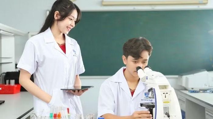 Kỹ thuật sinh học và Khoa học y sinh là ngành phù hợp với các bạn yêu thích Khoa học tự nhiên. Ảnh: FPT Shop