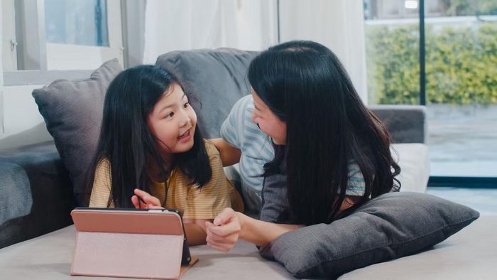  Cha mẹ cần đóng vai trò là "bộ lọc" thông tin của con cái. Ảnh minh họa: Magnific. 
