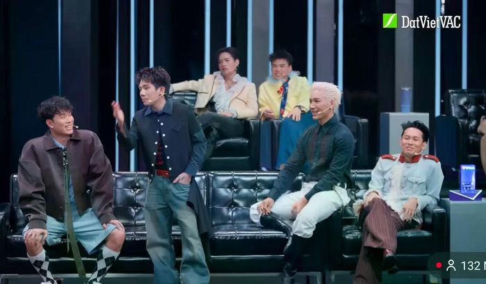 Bức ảnh viral về độ chênh lệch giữa CoolKid khi đứng cạnh Dương Domic.