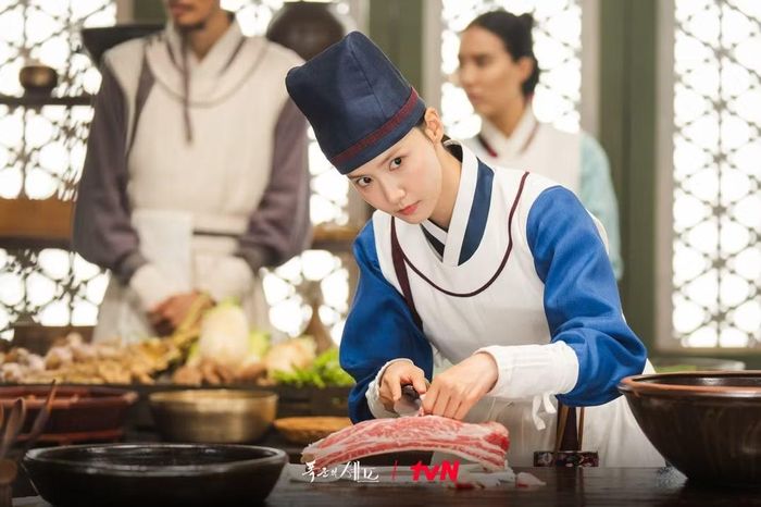 Yoona hóa đầu bếp rất "nghệ" trong Ngự Trù Của Bạo Chúa.