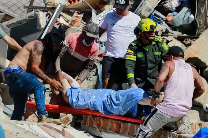 Tại Cali - thành phố lớn thứ ba của Colombia - người dân và lực lượng cứu hộ phải đào bới trong những đống bê tông, gạch đá để tìm người mắc kẹt. "Ngôi nhà của chúng tôi gần như chỉ còn là đống đổ nát, còn tòa nhà bên cạnh thì sập hoàn toàn", ông Alvaro Lopez, một người dân địa phương, cho biết.