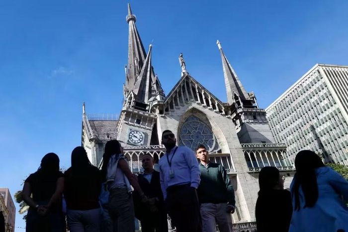 Ở Manizales, một phần tháp của nhà thờ theo phong cách Gothic mới đã bị sụp xuống
