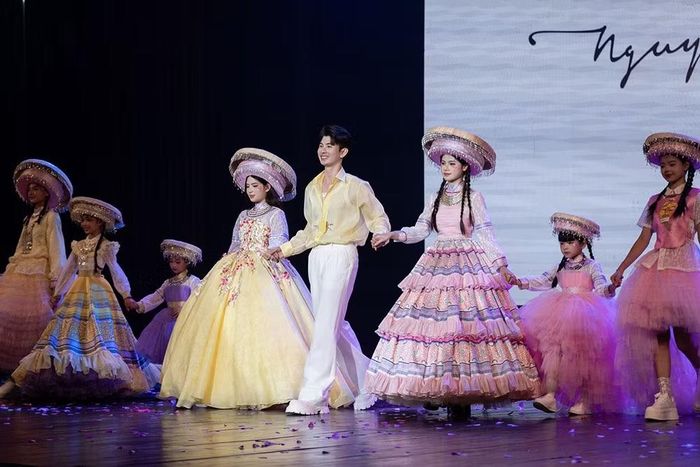 Không tái hiện nguyên bản trang phục của một dân tộc, NTK Nguyễn Minh Công lựa chọn cách chuyển hóa các yếu tố văn hóa vào ngôn ngữ thời trang trẻ em