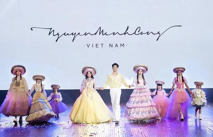 Qua thời trang, chúng trở thành những dấu hiệu văn hóa giúp khán giả nhỏ tuổi có thêm một cách tiếp cận gần gũi với những giá trị truyền thống