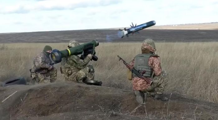 Việc ký kết hợp đồng này cũng làm thay đổi cơ cấu các nhà cung cấp tên lửa Javelin: phát triển tổng thể, sản xuất và hỗ trợ kỹ thuật cho vũ khí vẫn thuộc trách nhiệm của liên doanh Lockheed Martin - RTX, trong khi Kratos chỉ phát triển đầu dò thế hệ tiếp theo.